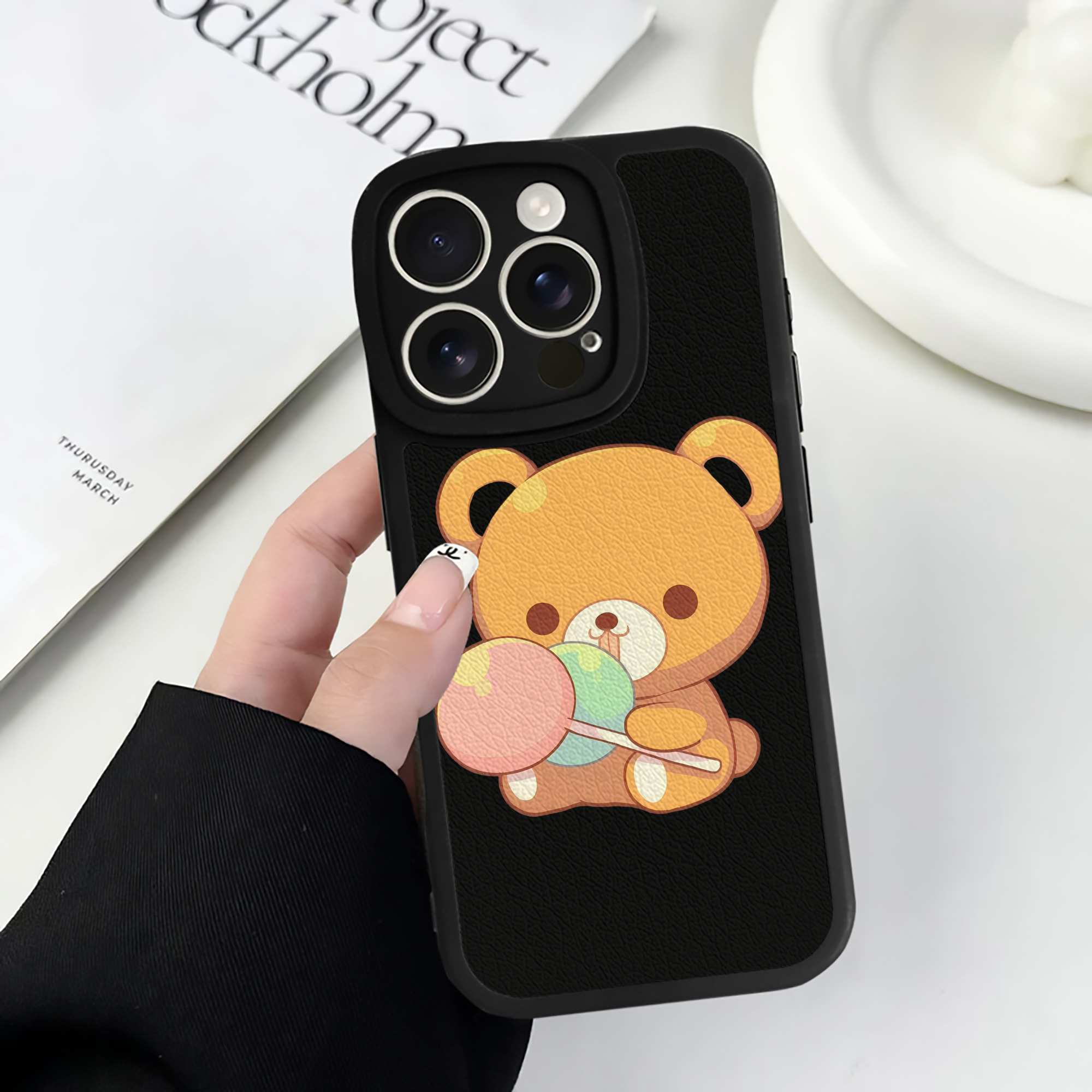 （画像用） リラックマ リラックマ キイロイトリ Rilakkuma Korilakkuma Kiiroitori 【iPhone 16シリーズ対応】シリコンスマホケース（レザー調） 材質：シリコン